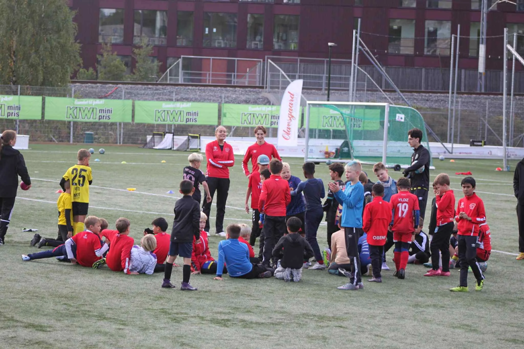 Barn og ledere samlet under gratis fotballskole i regi av Fjellhamar FK