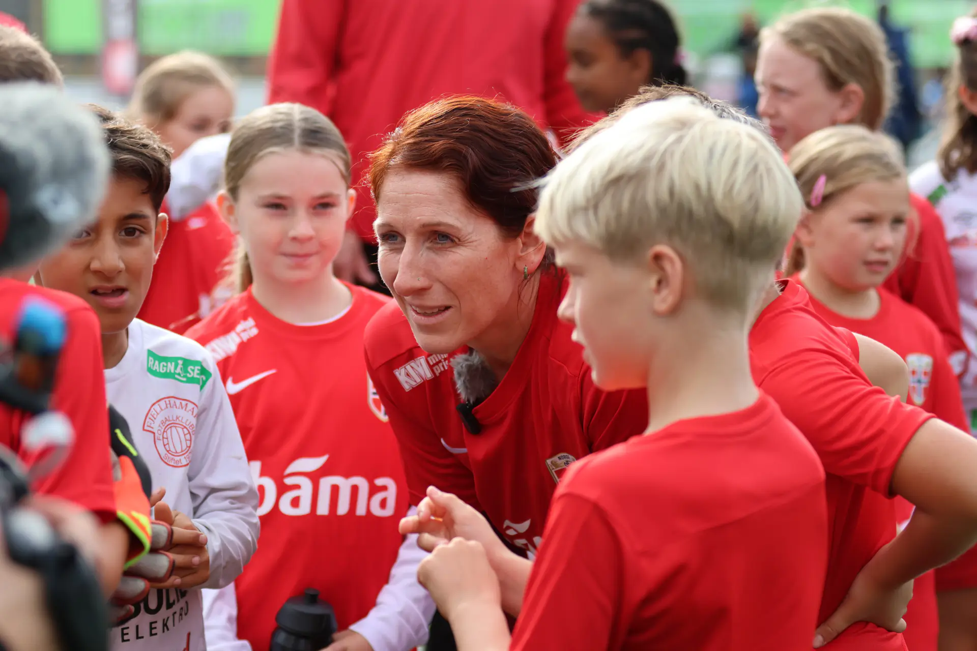 Spillere og trener samlet pa aktivitet i regi av samarbeidspartnere